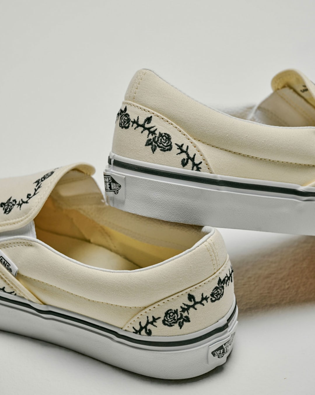Women|Men Vans Classic Slip-On Shoe in Classic White