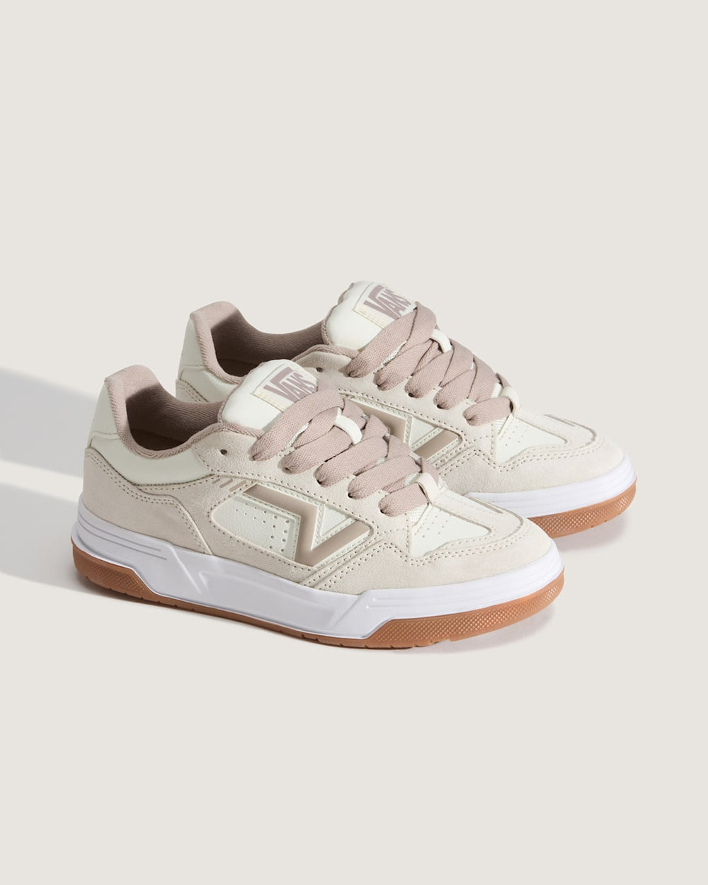 Women Vans Upland Shoe in White / Grey