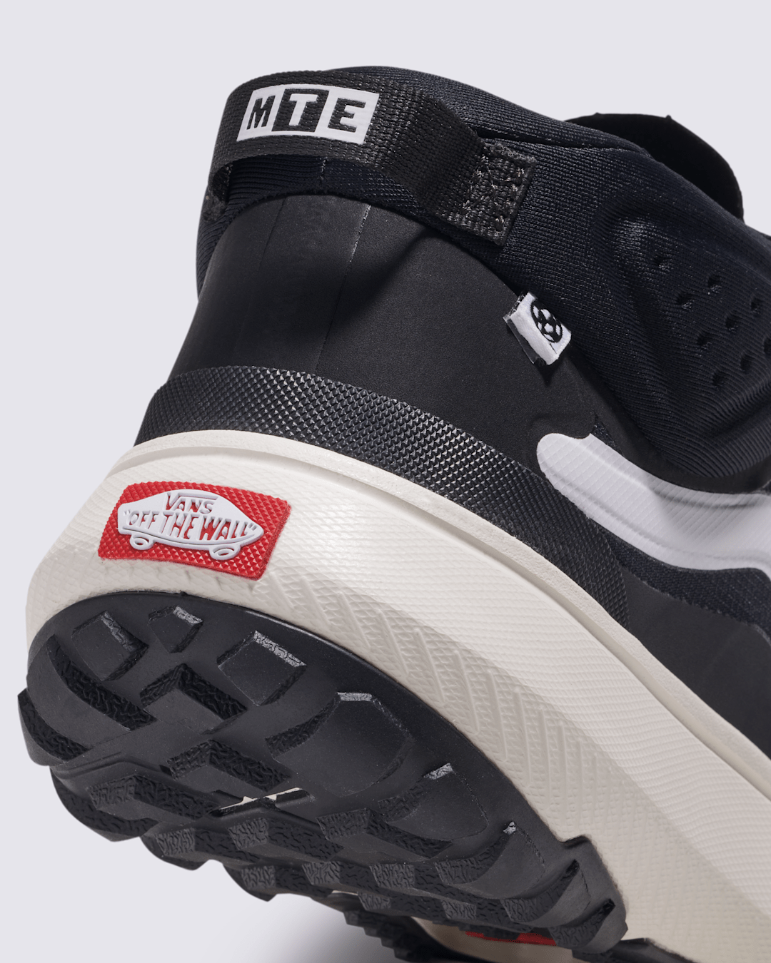 Women|Men Vans Crosspath Mid Shoe in Black / White