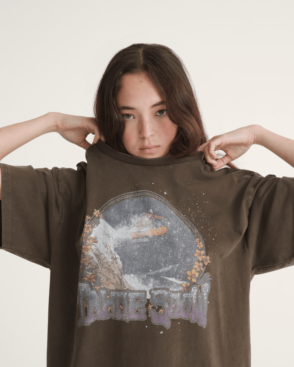 Women Vans Snow Chutes T-Shirt in Coal Brown