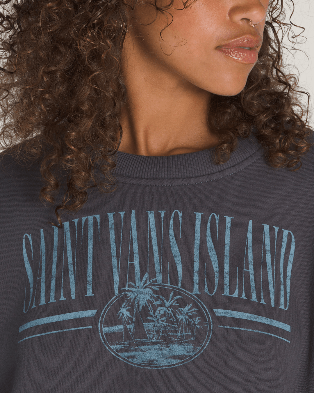 Women Vans Retro Isle Graphic Crew Sweatshirt in Asphalt Grey