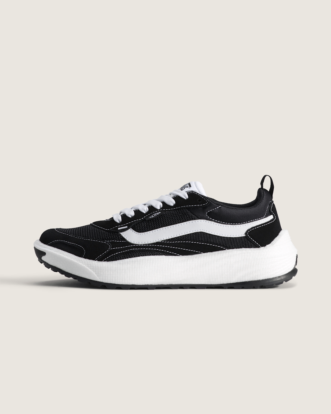 Men Vans UltraRange Neo 2.0 Shoe in Black / White