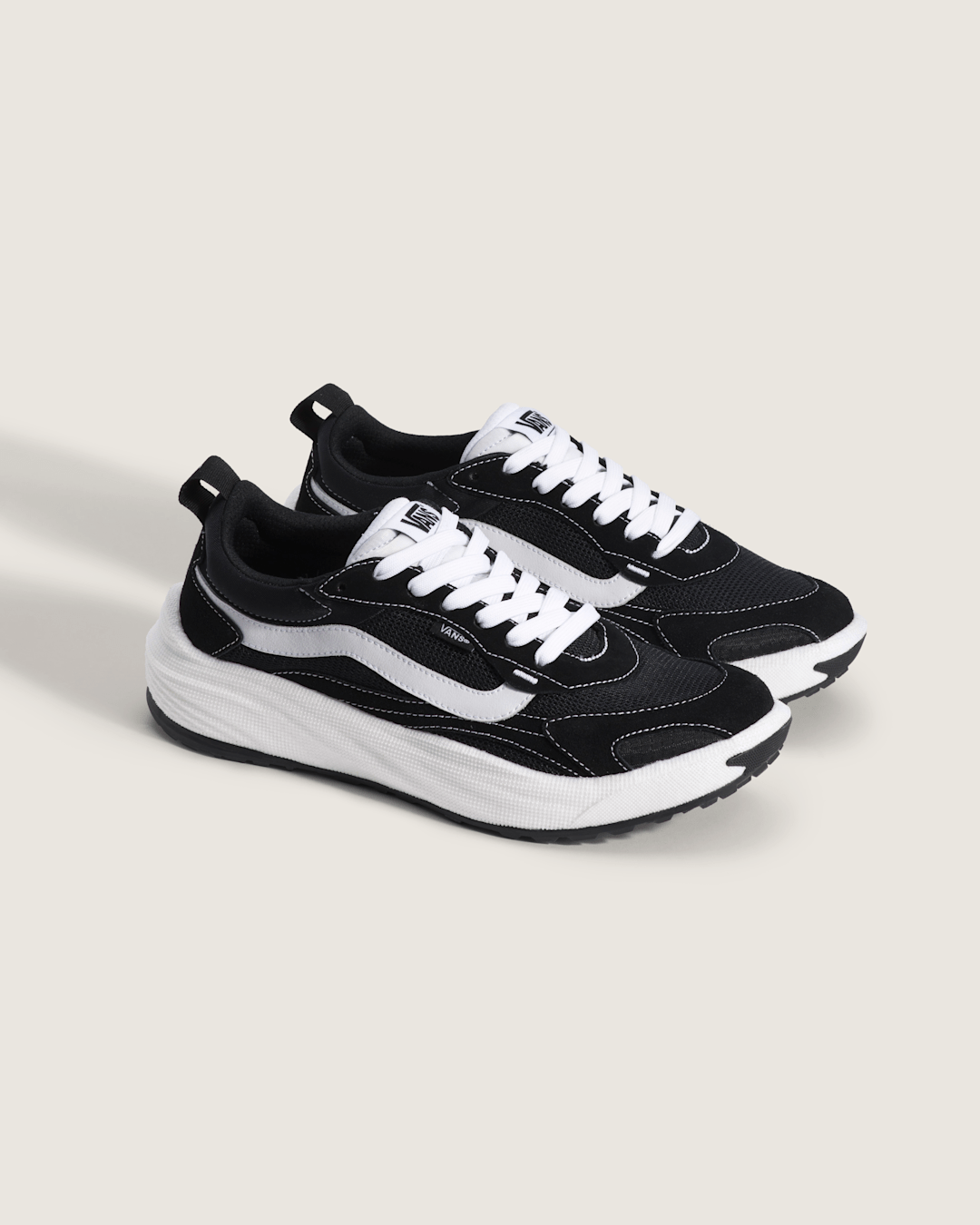 Men Vans UltraRange Neo 2.0 Shoe in Black / White