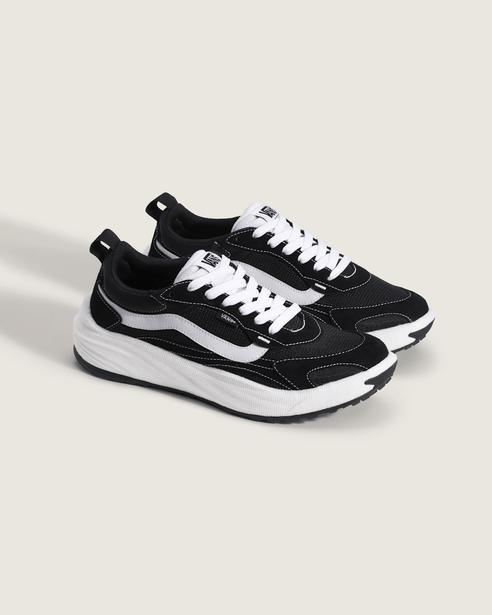 Men Vans UltraRange Neo 2.0 Shoe in Black / White