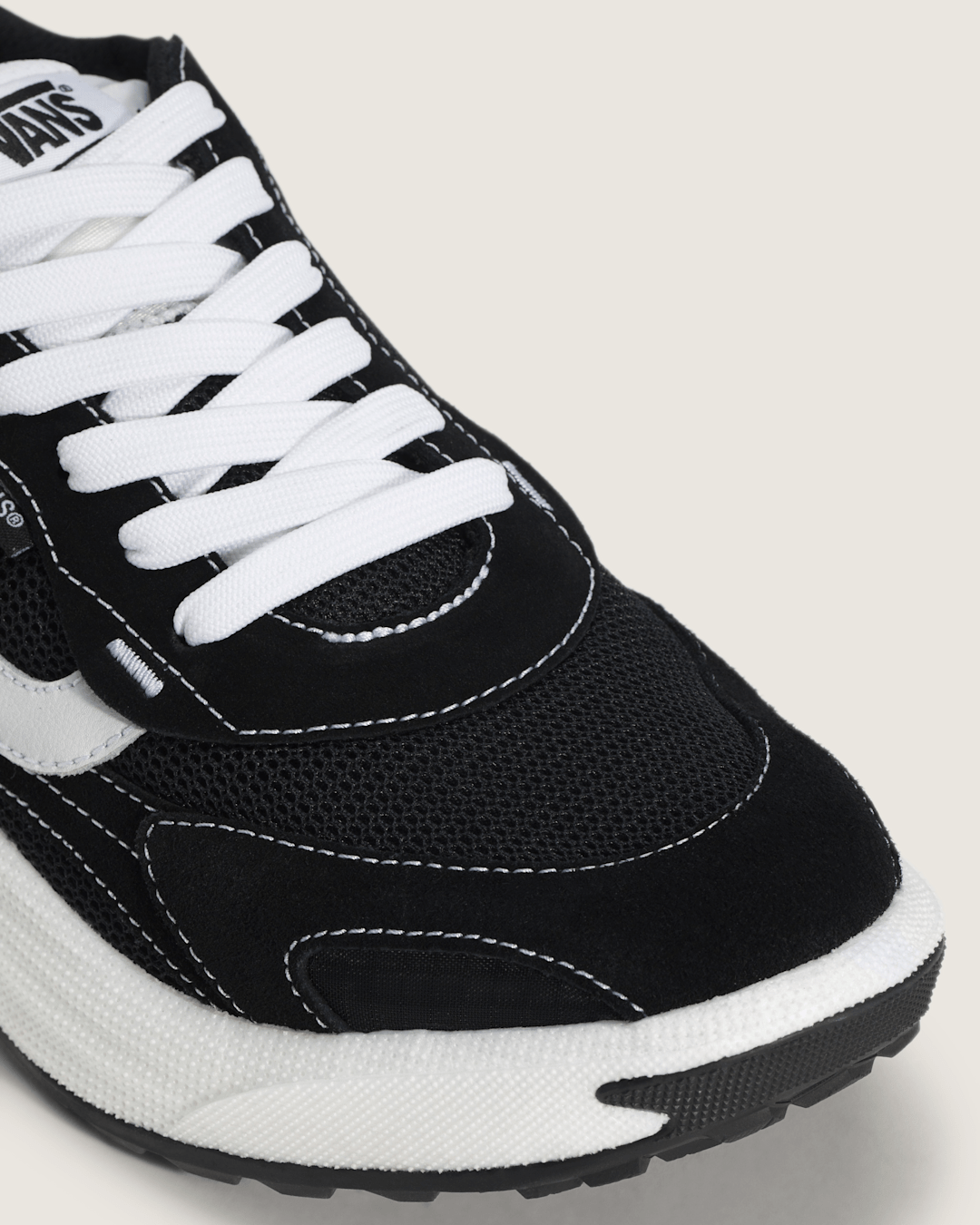 Men Vans UltraRange Neo 2.0 Shoe in Black / White