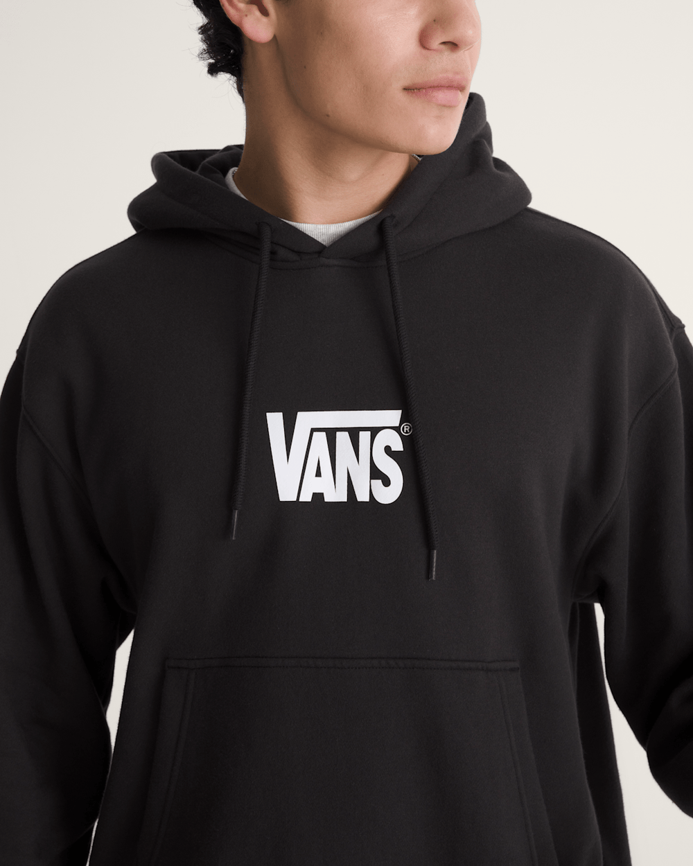 Men Vans Stretch Logo Pullover Hoodie in Black / White