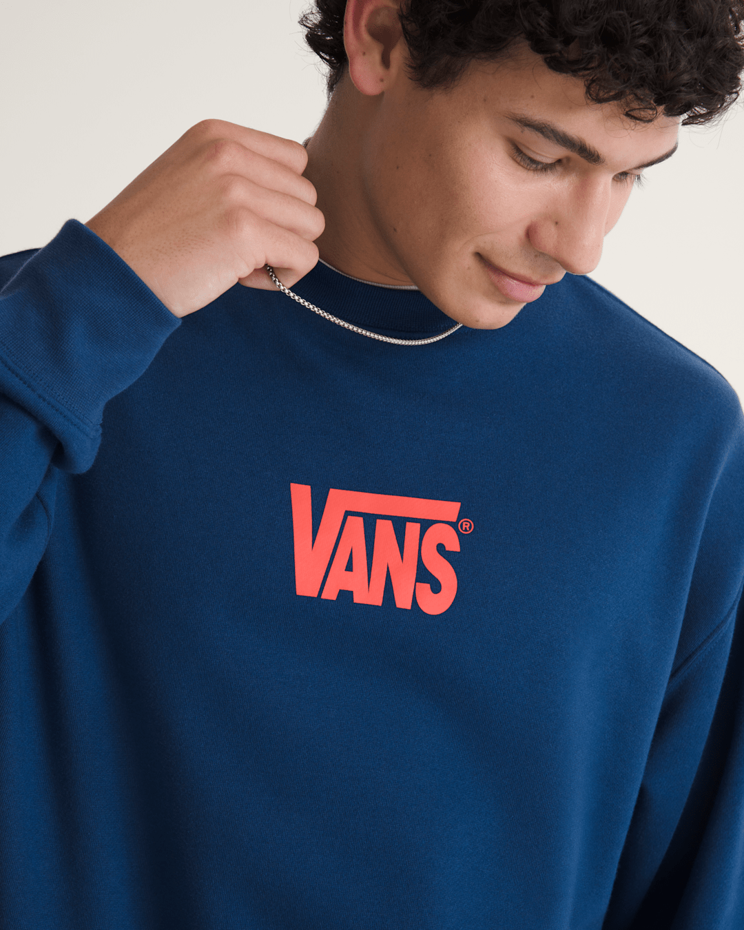 Men Vans Stretch Logo Crew Sweatshirt in Deep Indig Blue / Flame Red