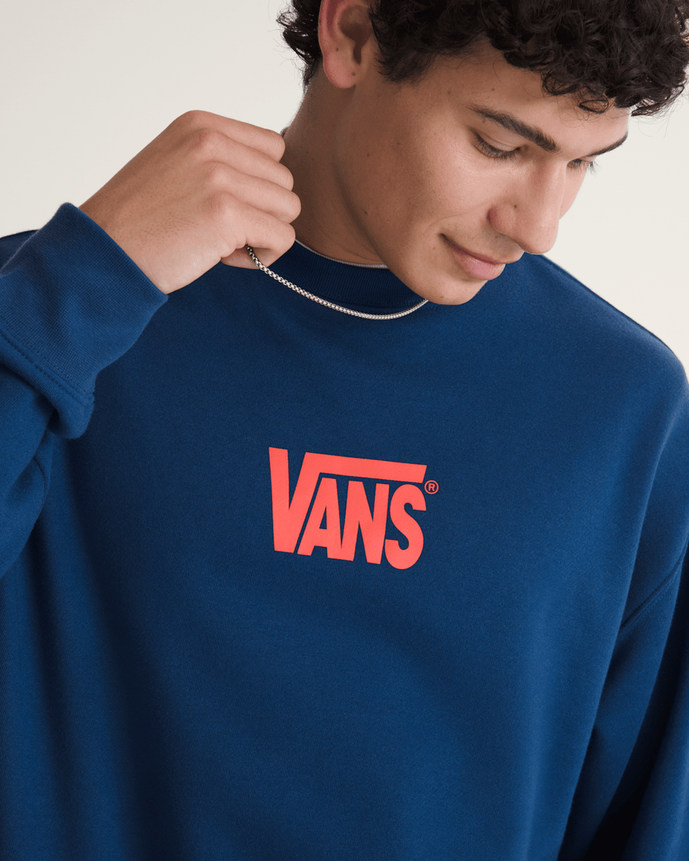 Men Vans Stretch Logo Crew Sweatshirt in Deep Indig Blue / Flame Red