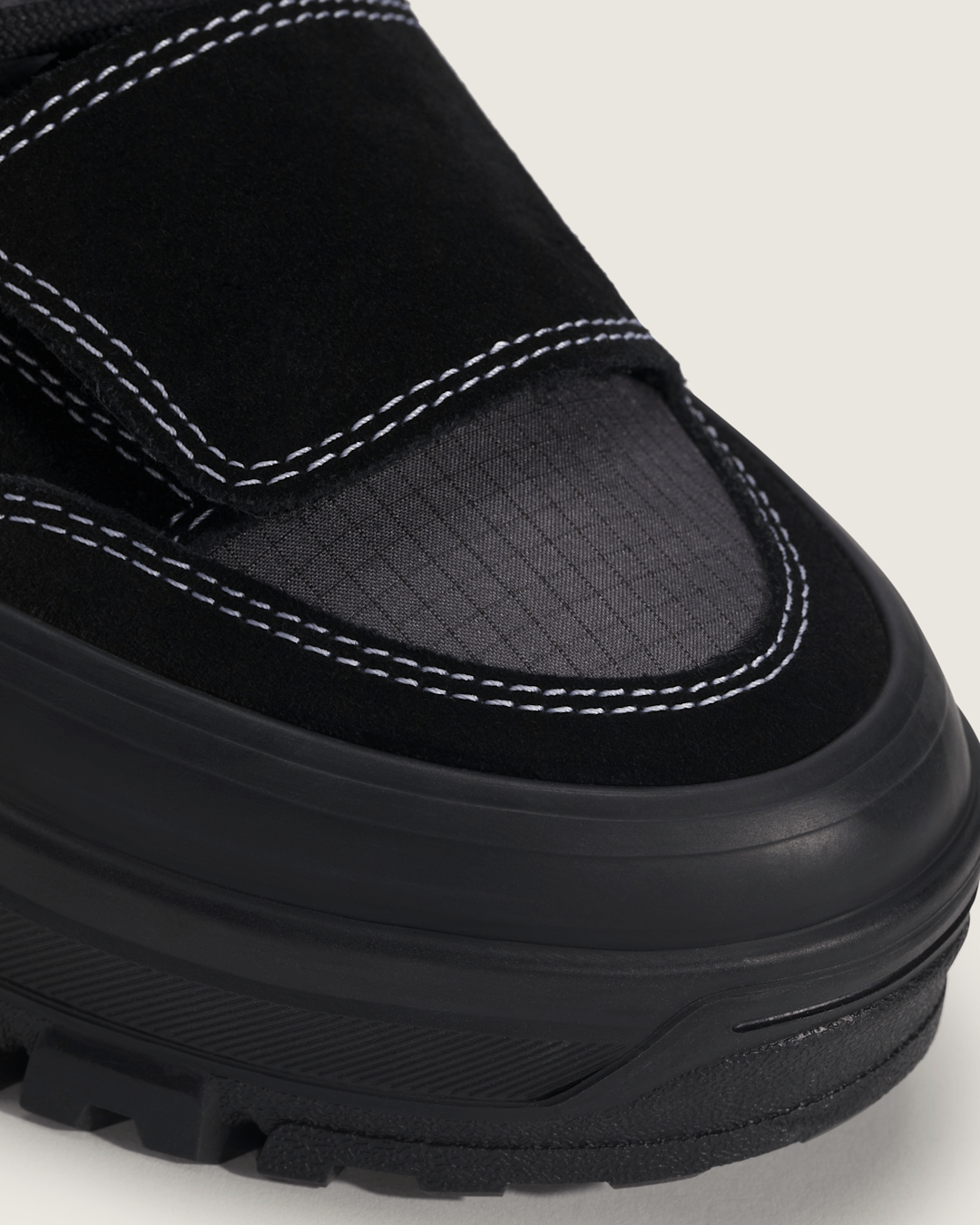 Men Vans Mountain Mid GORE-TEX Insulated Shoe in Black