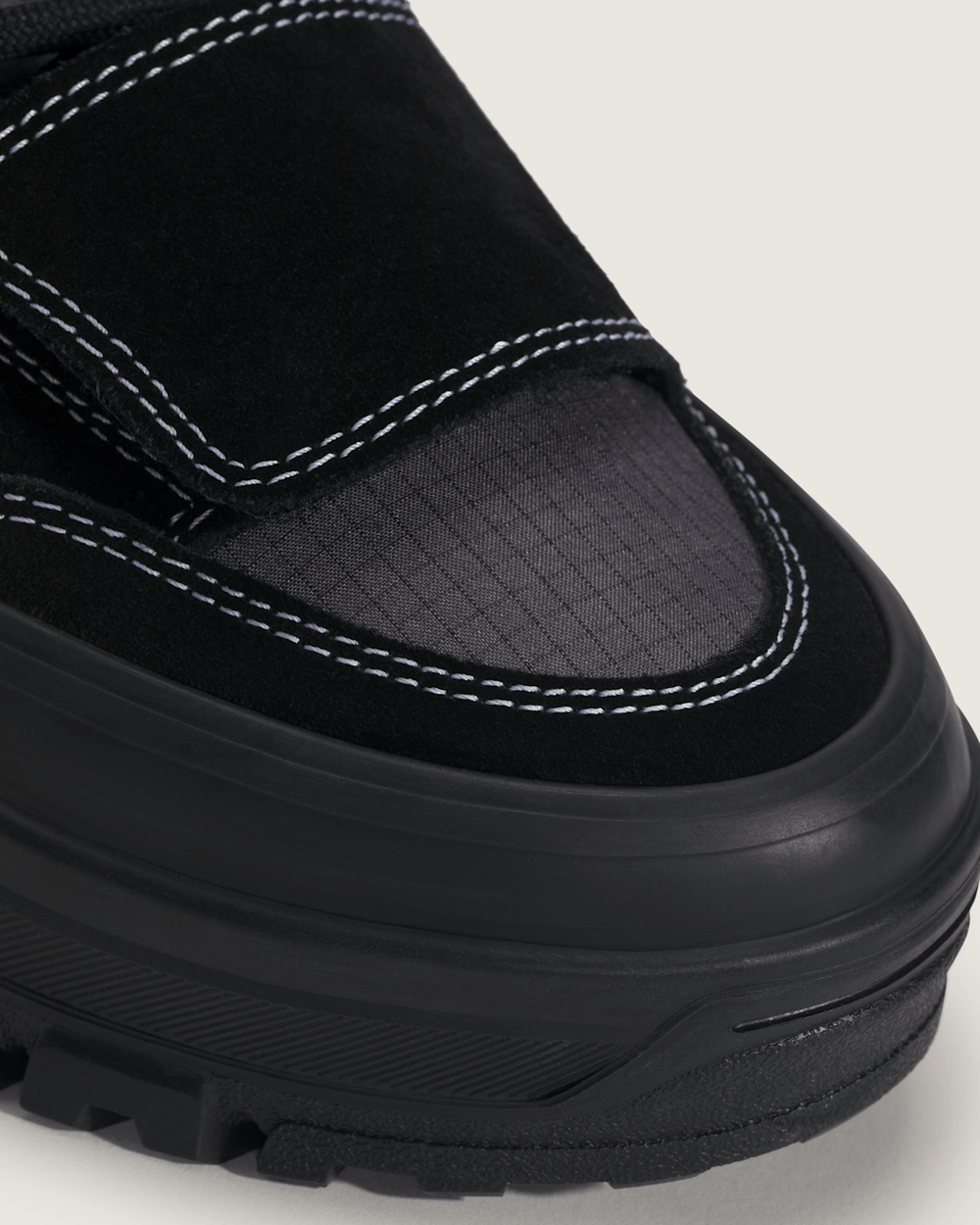 Men Vans Mountain Mid GORE-TEX Insulated Shoe in Black