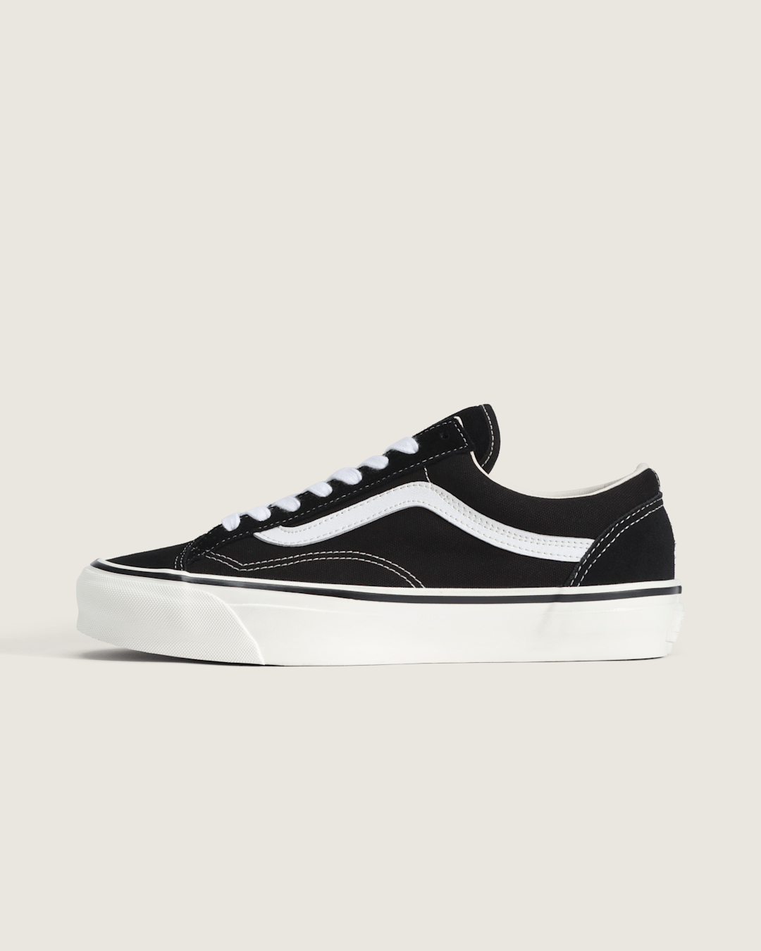 Men Vans Premium Old Skool Shoe in Black / Marshmallow White