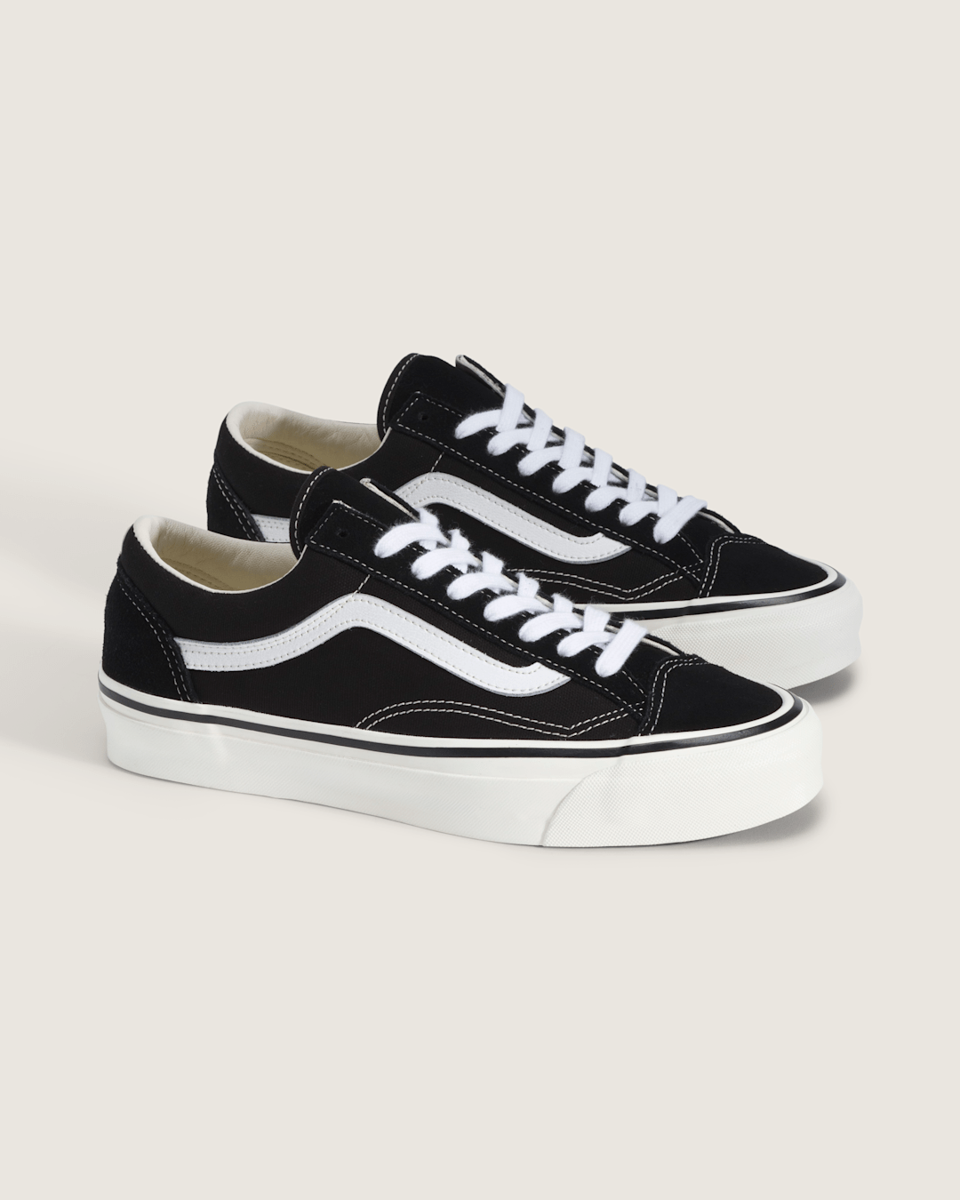 Men Vans Premium Old Skool Shoe in Black / Marshmallow White