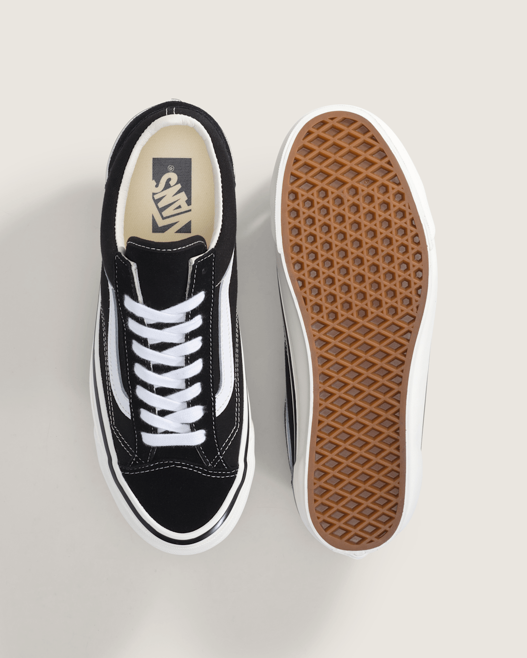 Men Vans Premium Old Skool Shoe in Black / Marshmallow White