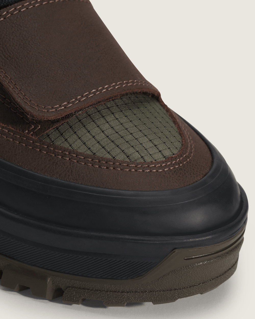 Men Vans Mountain Mid GORE-TEX Insulated Shoe in Dark Green / Dark Brown