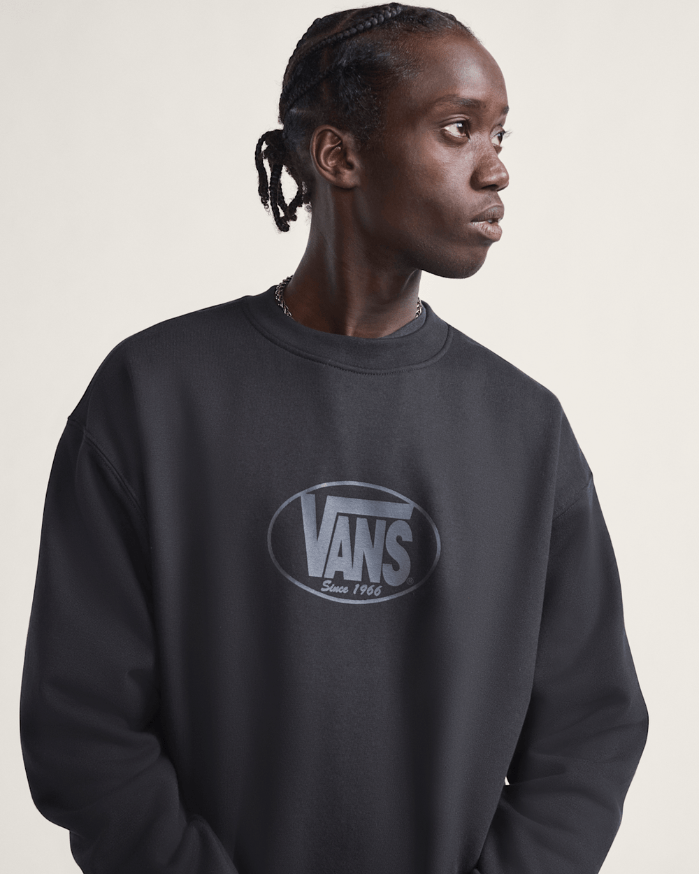 Men Vans Classic Oval Crew Sweatshirt in Black