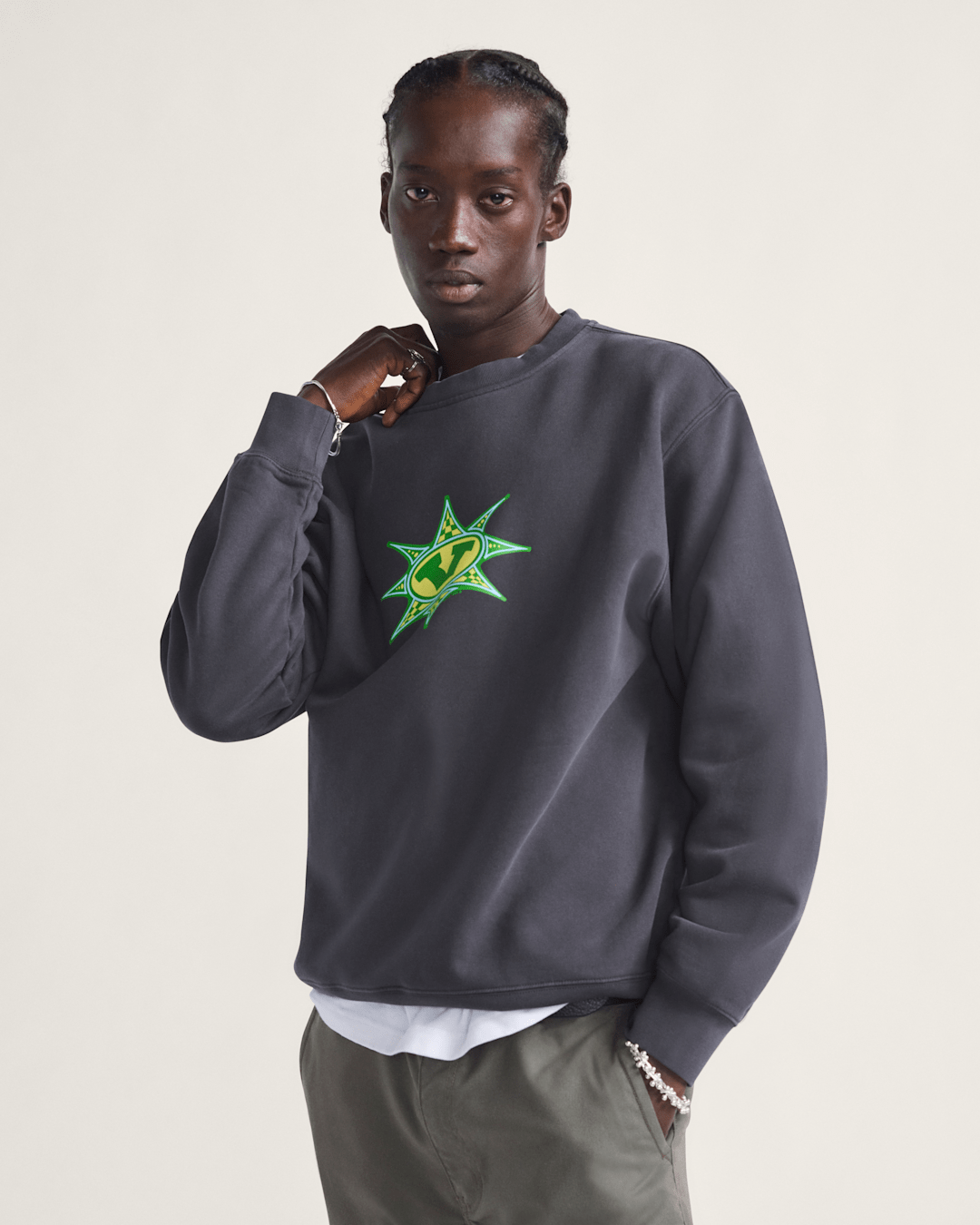 Men Vans Star Checker Crew Sweatshirt in Black