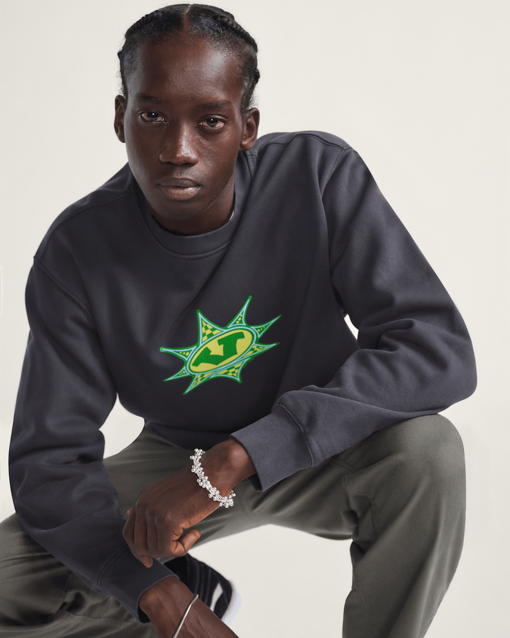 Men Vans Star Checker Crew Sweatshirt in Black