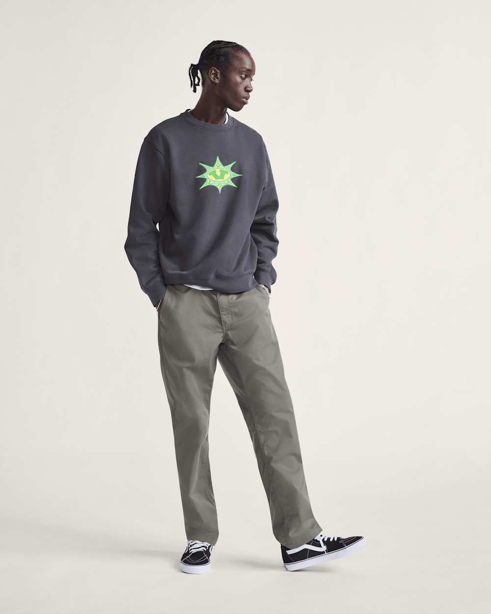 Men Vans Star Checker Crew Sweatshirt in Black